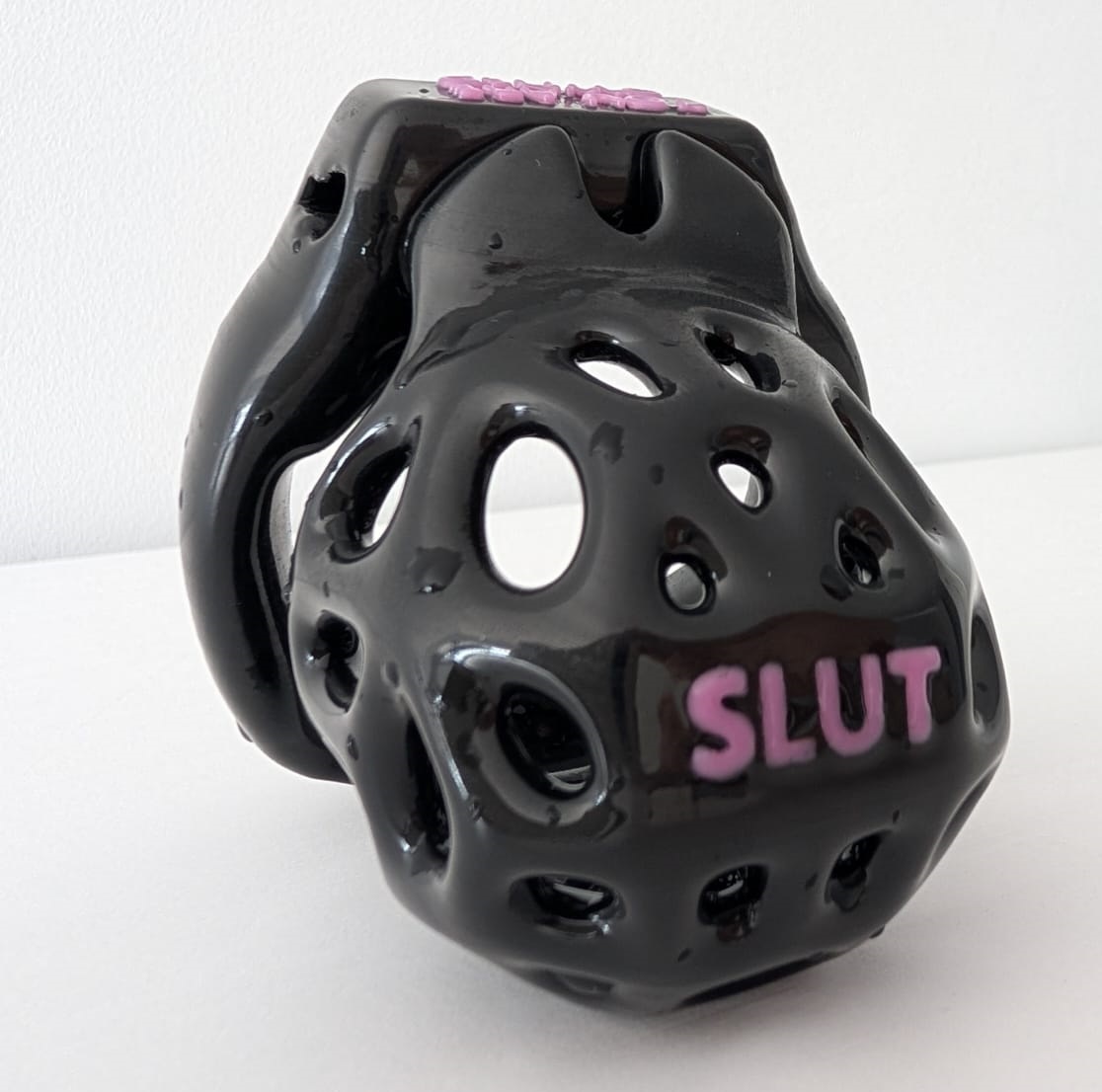 Innovative chastity cage design with enhanced security and comfort